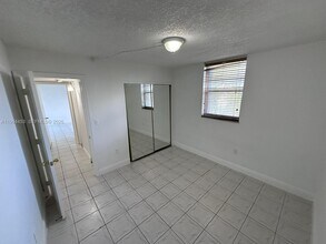 10000 NW 80th Ct in Hialeah Gardens, FL - Building Photo - Building Photo