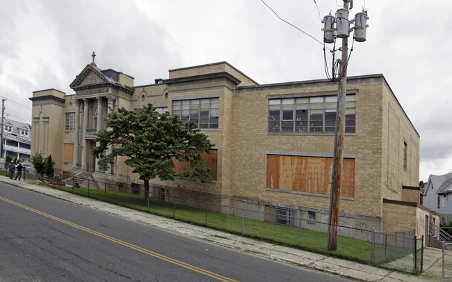 St. Patrick's School Apartments in Bridgeport, CT - Foto de edificio - Building Photo