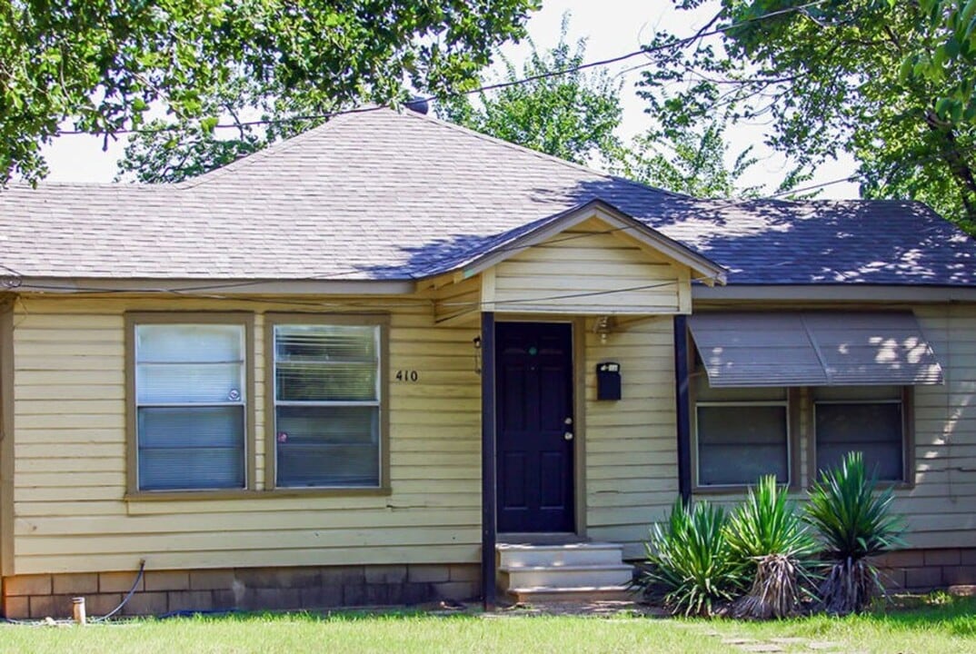 410 W Highland St in Denton, TX - Building Photo