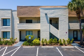 Canaveral Bay Condominiums in Cape Canaveral, FL - Foto de edificio - Building Photo