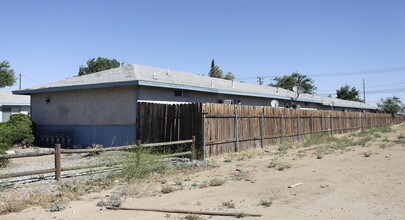 15776 Sequoia Ave in Hesperia, CA - Foto de edificio - Building Photo