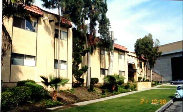 Casa Del Cerro Apartments in Long Beach, CA - Building Photo