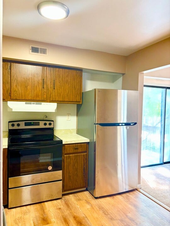 R2 Avon Dr E in East Windsor, NJ - Building Photo