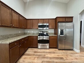 1562 National Dr in Lemoore, CA - Building Photo - Building Photo