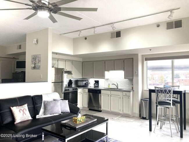 1 Riverpointe Plaza in Jeffersonville, IN - Building Photo - Building Photo