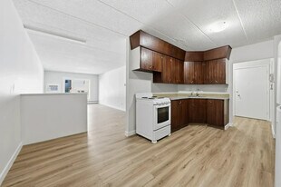 Elsey Manor in Regina, SK - Building Photo