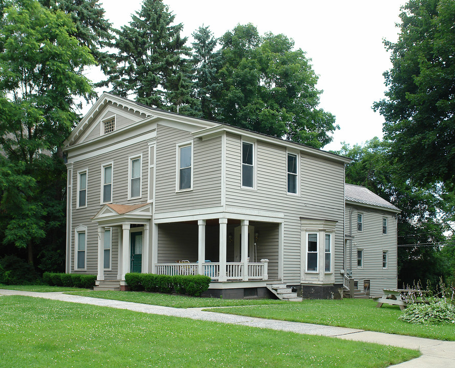 604 N Broadway in Saratoga Springs, NY - Foto de edificio