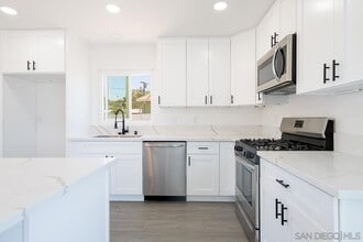 2472 Calle Tortuosa in San Diego, CA - Building Photo - Building Photo