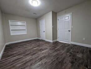 702 S Roche St in Knoxville, IA - Building Photo - Building Photo