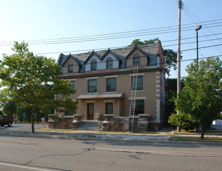 Blake House Apartments in Lansing, MI - Foto de edificio