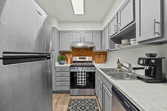 Chateau Apartments in Carrboro, NC - Foto de edificio - Building Photo