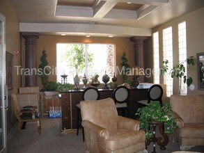 4455 E Paradise Village Pky S-Unit -1070 in Phoenix, AZ - Foto de edificio - Building Photo