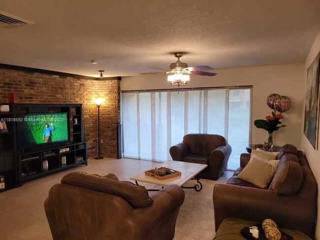 3926 Estepona Ave in Doral, FL - Building Photo - Building Photo