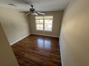 60 Lynbrook Dr, Unit 1 in Mastic Beach, NY - Foto de edificio - Building Photo