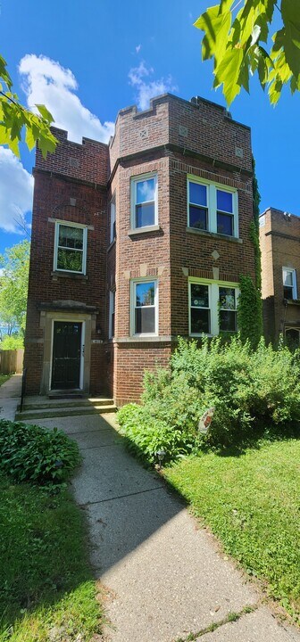 2018 Lake St, Unit Apt 2 in Evanston, IL - Building Photo