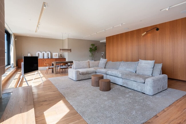 property at 6580 Rue St-Hubert