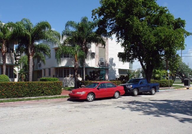 1040-1050 Michigan Ave in Miami Beach, FL - Building Photo - Building Photo