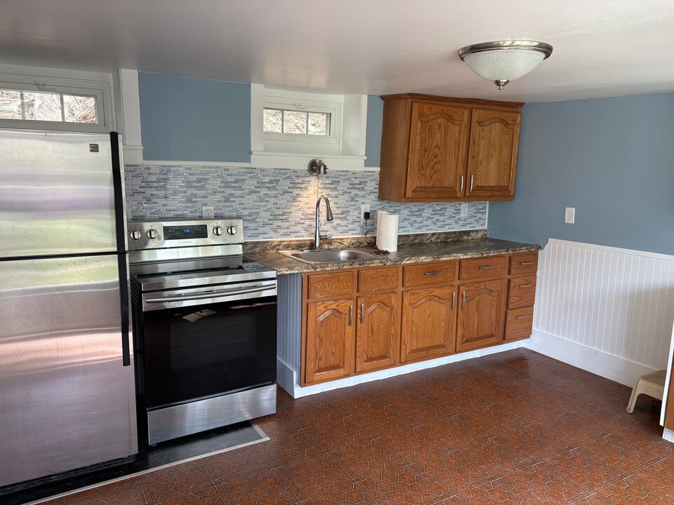 3 Dyer Cemetery Rd in Canton, CT - Building Photo