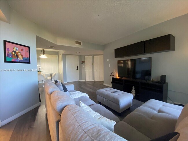 8365 SW 152nd Ave in Miami, FL - Building Photo - Building Photo