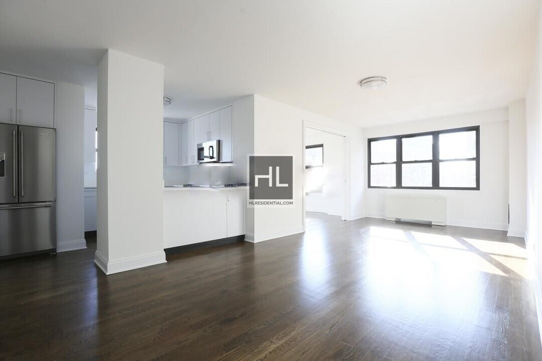 E 16 ST in New York, NY - Building Photo