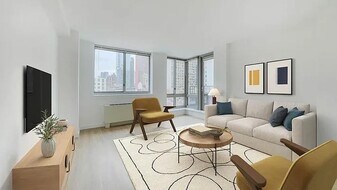 448 W 37th St in New York, NY - Building Photo