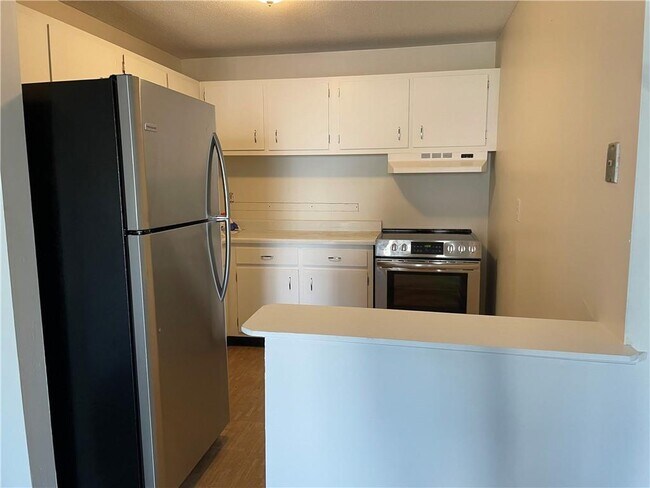 300 Meadowside Rd, Unit 203 in Milford, CT - Building Photo - Building Photo