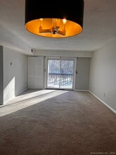 1010 Twin Circle Dr in South Windsor, CT - Building Photo - Building Photo