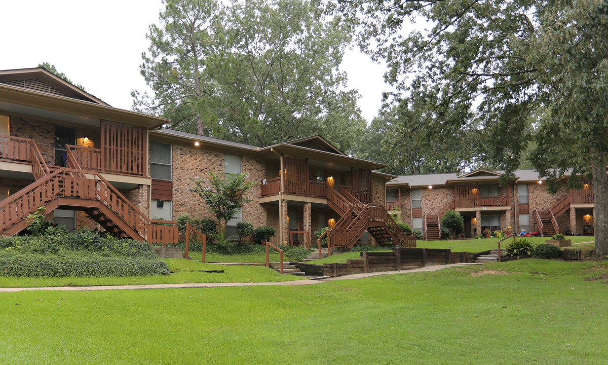 Huntcliff Manor in Clinton, MS - Building Photo