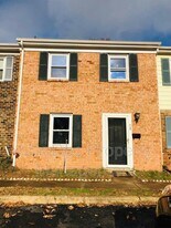 405 Olde Greenwich Cir in Fredericksburg, VA - Building Photo