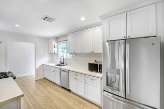 6465 Ivarene Ave in Los Angeles, CA - Building Photo - Building Photo