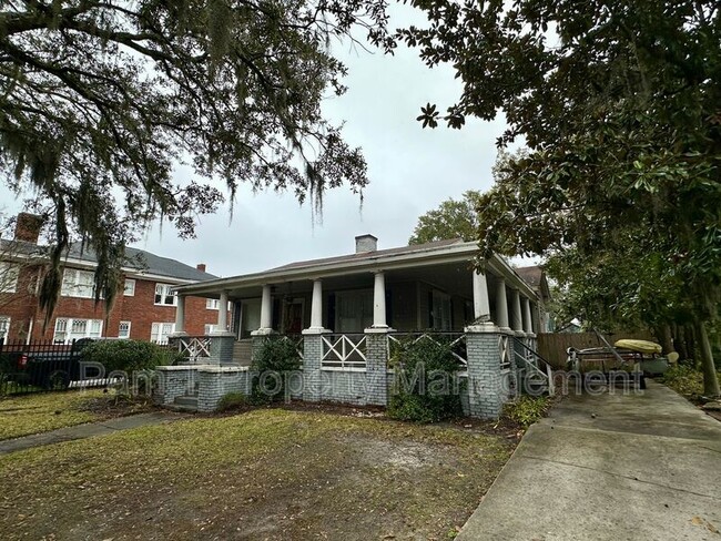 property at 1112 E Victory Dr