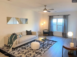 2213 Poquito St, Unit 116 in Austin, TX - Foto de edificio - Building Photo