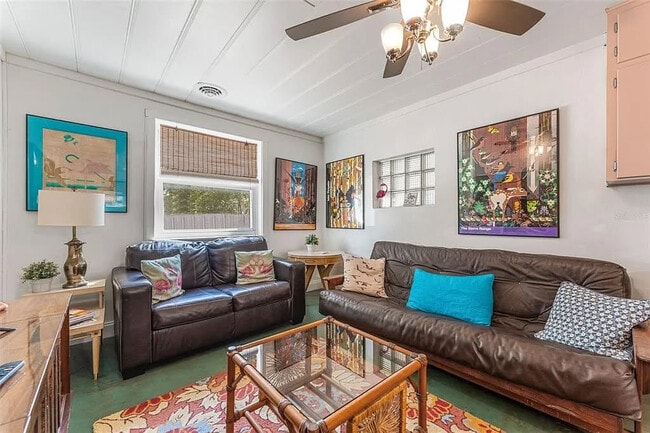 1604 58th St S in Gulfport, FL - Foto de edificio - Building Photo