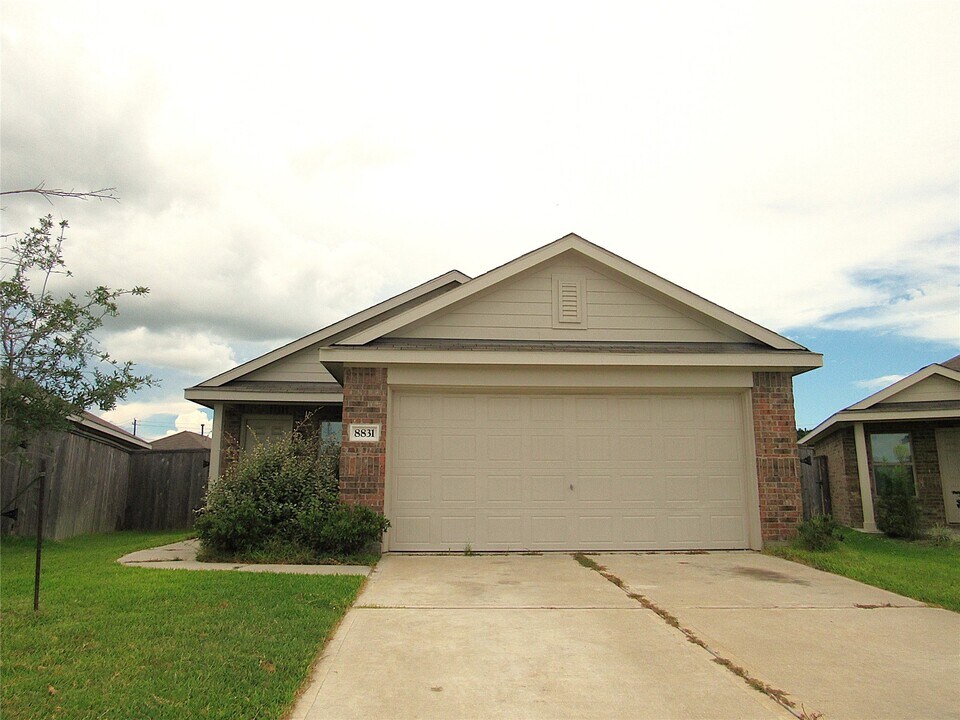 8831 Bar Hbr Dr in Baytown, TX - Foto de edificio