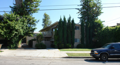 18611 Clark St in Tarzana, CA - Building Photo - Building Photo