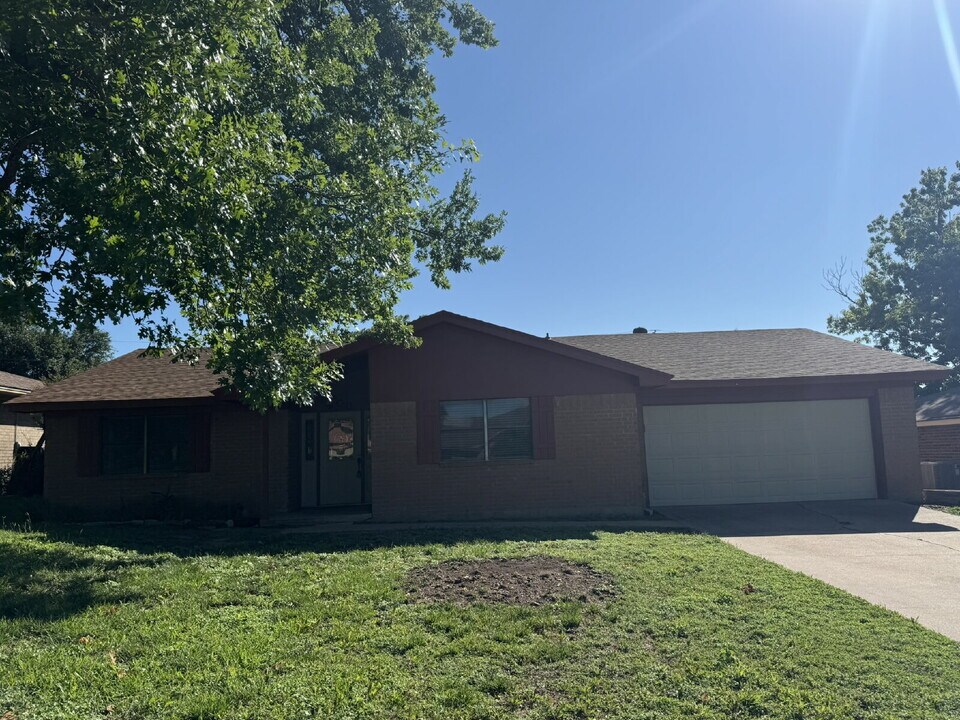208 Prairie Wind Blvd in Stephenville, TX - Building Photo