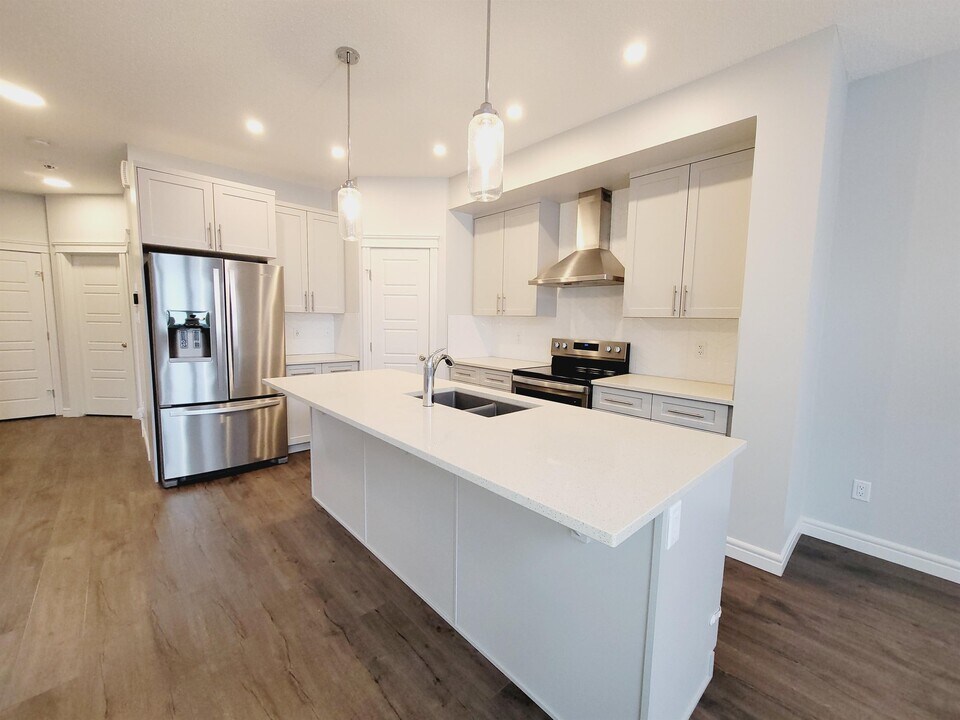 2638 Donaghey Cres SW in Edmonton, AB - Building Photo