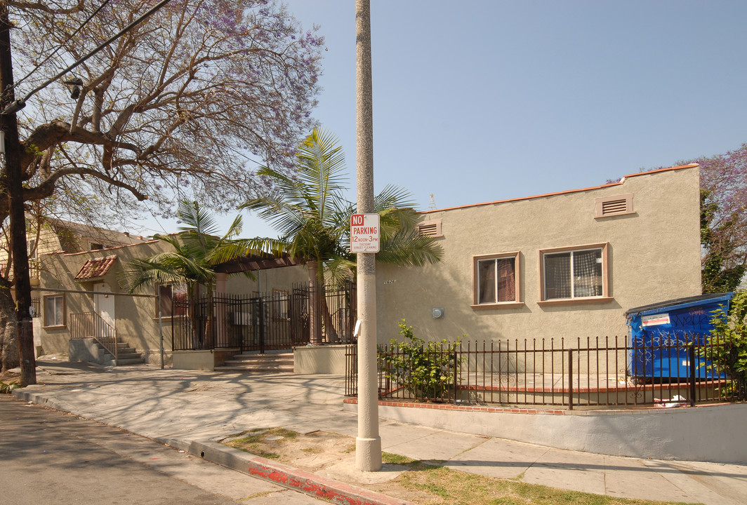 1616 Crown Hill Ave in Los Angeles, CA - Foto de edificio