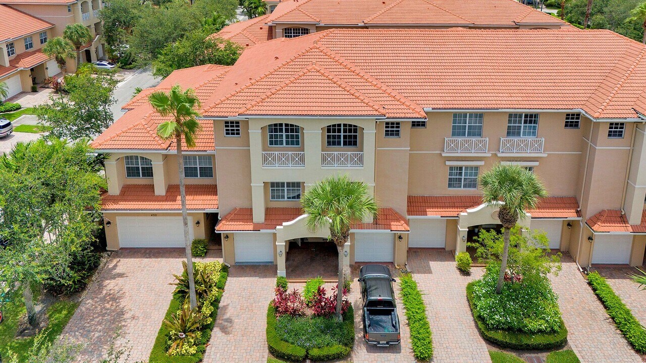4703 Artesa Wy E in Palm Beach Gardens, FL - Building Photo