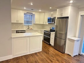 23 West Dr in Port Washington, NY - Building Photo - Building Photo