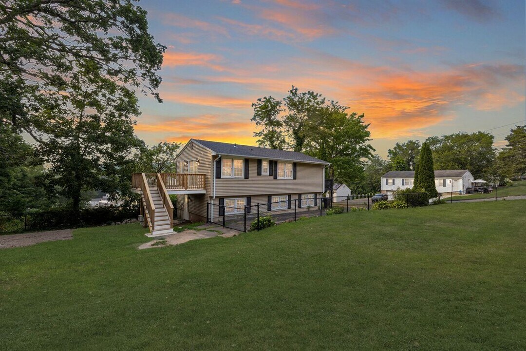 16 Miami St in East Haven, CT - Building Photo