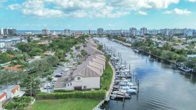 210 Captains Walk in Delray Beach, FL - Foto de edificio - Building Photo