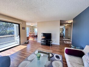 2 Admiral Dr in Emeryville, CA - Building Photo - Building Photo