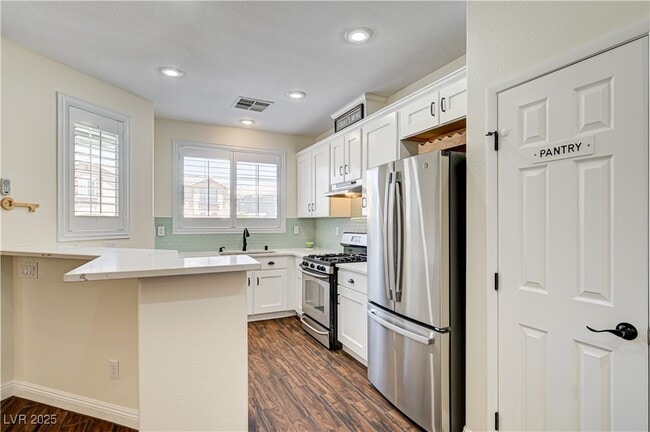 property at 25 Lone Cove Ct