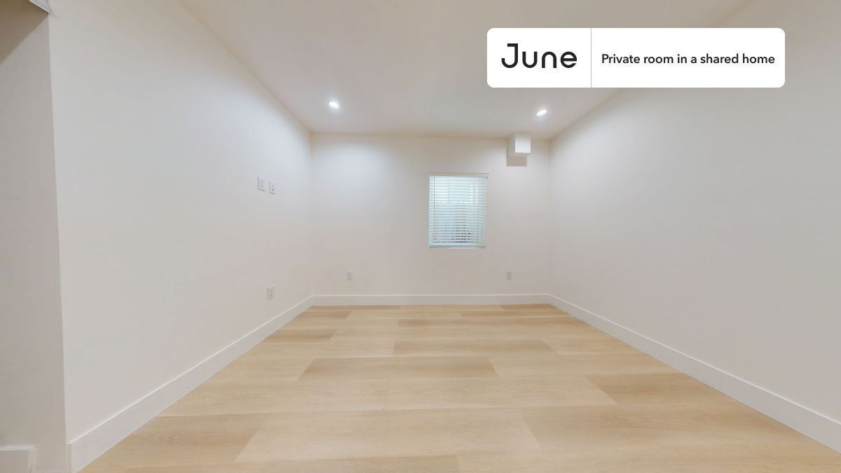 Private bedroom in 3 bed/2 bath Home in Los Angeles, CA - Building Photo