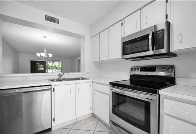 7501 Trent Dr in Tamarac, FL - Building Photo - Building Photo