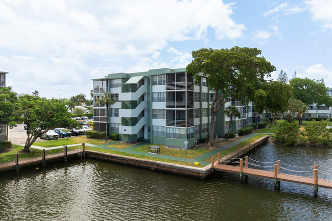 Watergate Condominiums in Hollywood, FL - Building Photo - Building Photo