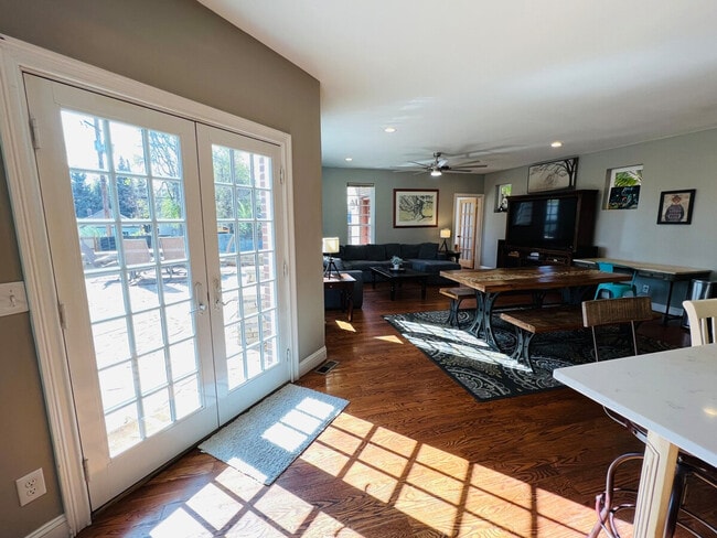 property at 3209 W Fairview Pl