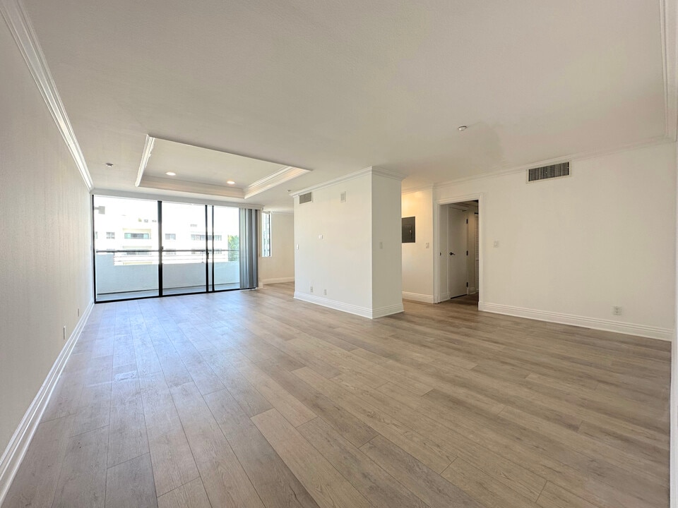 10636 Wilshire - Luxury Doorman Building in Los Angeles, CA - Building Photo