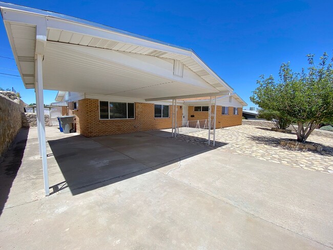 3305 Diamond Dr in El Paso, TX - Building Photo - Building Photo